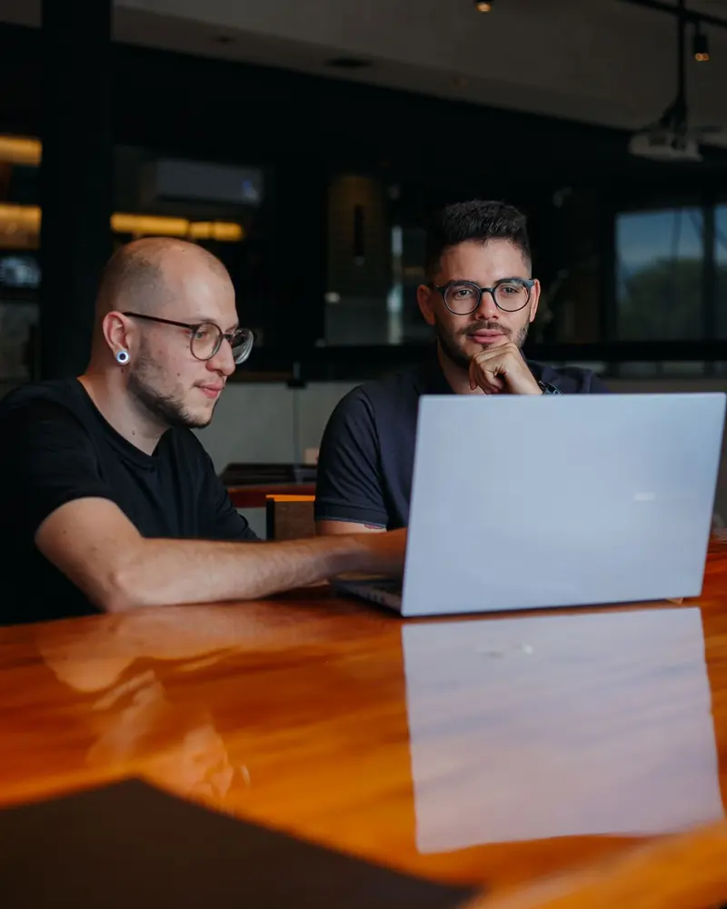 Equipe da Ágil Marketing trabalhando em estratégia de cliente