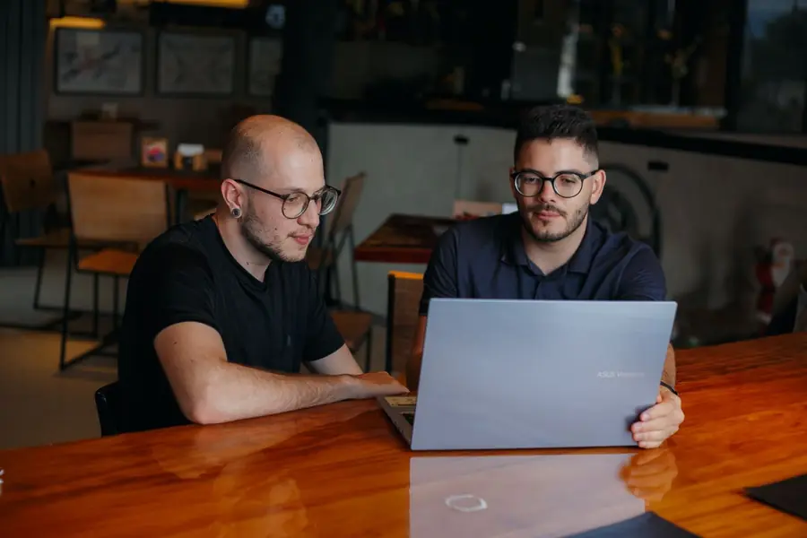 Adriano e Rodolfo analisando campanhas de tráfego pago